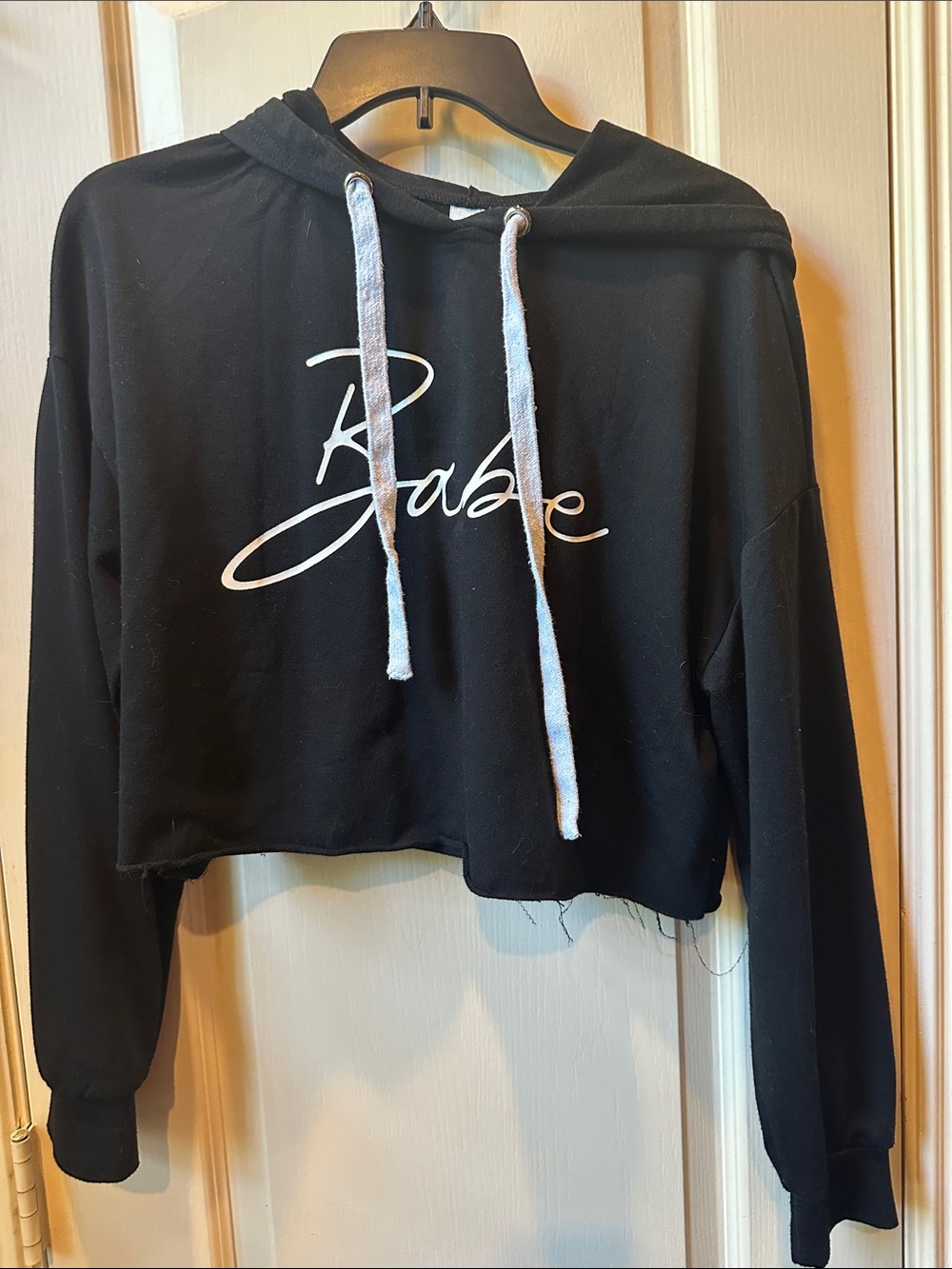 Babe Script Cropped Hoodie - Black